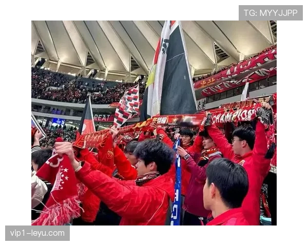 足球场上的艺术：过人技巧集锦闪耀赛场，球员精彩瞬间引爆全场