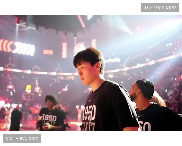 杨瀚森赛场外的钱包厚到让旁边队友默默掏钱买饮料都是尴尬